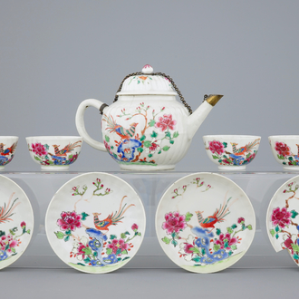 Une théière et 4 tasses et soucoupes en porcelaine de Chine famille rose, Qianlong, 18ème