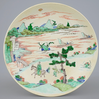 Un plat paysage en porcelaine de Chine famille verte sur fond café au lait, Kangxi