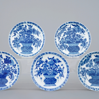 Un lot de 5 assiettes en porcelaine de Chine bleu et blanc aux paniers fleuris, Kangxi
