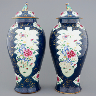 Une grande paire de vases en porcelaine de Chine famille rose sur fond bleu poudré, Qianlong, 18ème