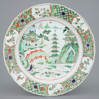 Un grand plat en porcelaine de Chine famille verte à décor d'un paysage, Kangxi