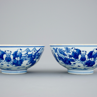 Une paire de bols en porcelaine de Chine bleu et blanc à décor de garçons jouants, Kangxi