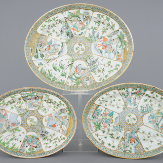 Trois grands plats ovales en porcelaine de Chine famille verte de Canton, 19ème