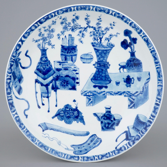 Un plat en porcelaine de Chine bleu et blanc à décor d'objets précieux, Kangxi