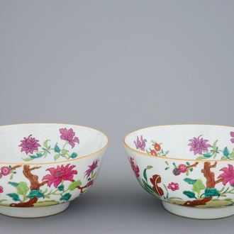 Une paire de bols en porcelaine de Chine famille rose à décor de fleurs, 18ème