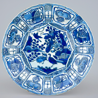 Un grand plat en porcelaine de Chine bleu et blanc de type Kraak, Wanli, 1573-1619