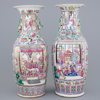 Deux vases en porcelaine de Chine famille rose aux scènes à la court, 19ème