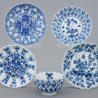 Trois assiettes et un bol sur soucoupe en fleur de lotus en porcelaine de Chine bleu et blanc, Kangxi