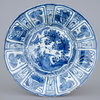 Un très grand plat en porcelaine de Chine bleu et blanc de type Kraak, Wanli, 1573-1619