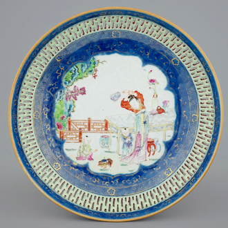 Un grand plat ajouré en porcelaine de Chine famille rose, Qianlong