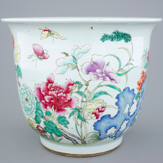 Un grand cache-pot en porcelaine de Chine famille rose, 19ème