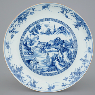 Un plat au paysage très fin en porcelaine de Chine bleu et blanc, Yongzheng/Qianlong