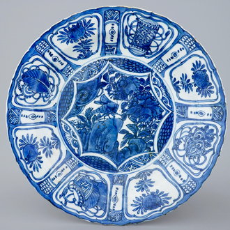 Un plat en porcelaine de Chine bleu et blanc à décor d'une sauterelle, Wanli, 1573-1619