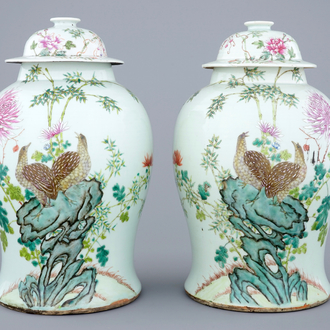 Une paire de vases en porcelaine de Chine famille rose à décor de cailles, 19ème