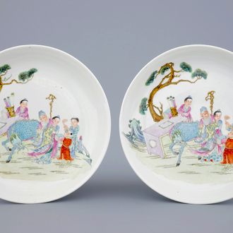 Deux assiettes en porcelaine de Chine famille rose au sages et un dragon dans un jardin, 19/20ème