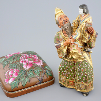 Een Japanse geëmailleerde koperen doos, Ando Jubei en een grote Satsuma figuur, 19e eeuw