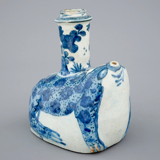 Un kendi en forme de grenouille en porcelaine de Chine bleu et blanc, Wanli, 1573-1619