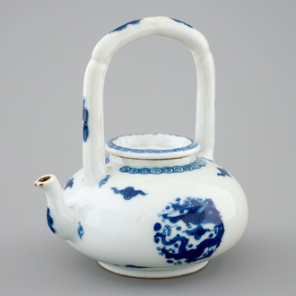 Une théière en porcelaine de Chine bleu et blanc à décor de dragons, Kangxo