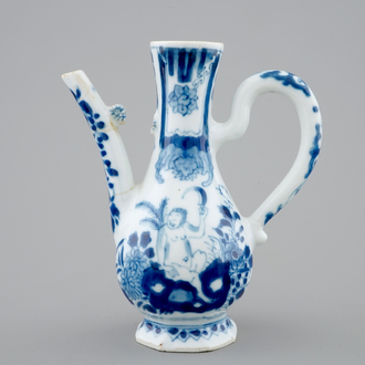 Une verseuse en porcelaine de Chine bleu et blanc à décor d'un Européen nu, Kangxi