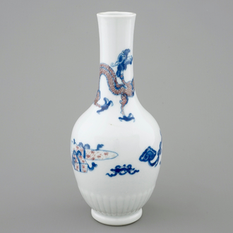 Un vase en porcelaine de Chine bleu, blanc et rouge à décor d'un dragon, Kangxi