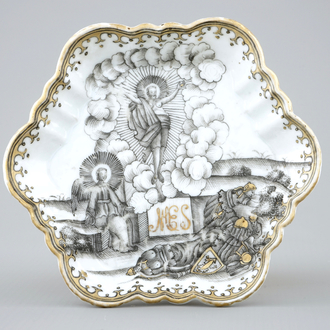Un support de théière en porcelaine de Chine grisaille et doré à décor de "La Résurrection", Qianlong, 18ème