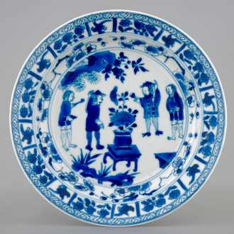 Une assiette allégorique de l'odeur en porcelaine de Chine bleu et blanc, Kangxi