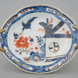 A Chinese Imari style two-handled oval dish on stand, Qianlong, 18th C.