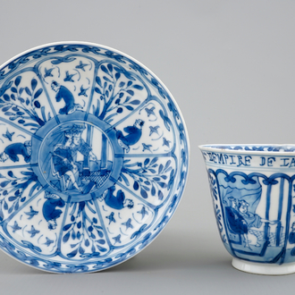 Une tasse et soucoupe au texte français en porcelaine de Chine bleu et blanc, Kangxi
