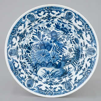 Een zeldzaam Chinees blauw-wit bord naar Delfts voorbeeld, Qianlong, 18e eeuw