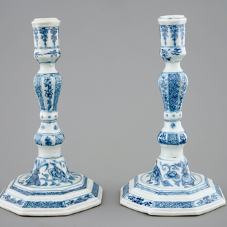 Une paire de bougeoirs en porcelaine de Chine bleu et blanc, Qianlong, 18ème
