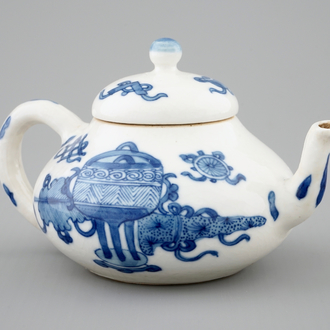 Une théière miniature chinoise en porcelaine tendre bleu et blanc, Kangxi