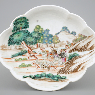 Un ravier ovale polylobé en porcelaine de Chine famille rose d'export avec une scène de chasse, Qianlong, 18ème