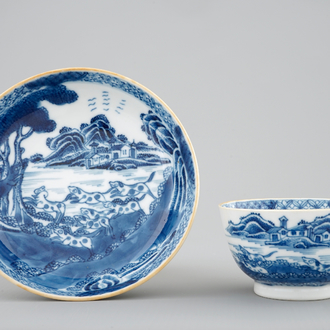 Une tasse et soucoupe à décor de chiens en porcelaine de Chine bleu et blanc, Qianlong, 18ème