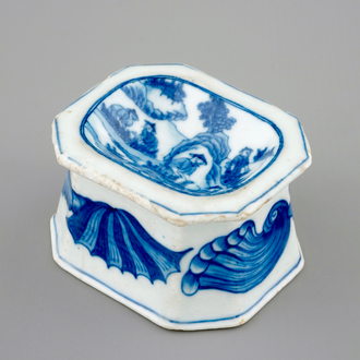 Un saleron en porcelaine de Chine bleu et blanc d'après un modèle européen, 1ère moitié du 18ème
