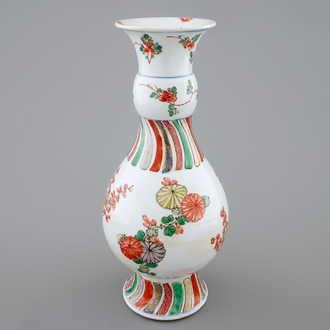 Un vase en porcelaine de Chine famille verte à décor floral, Kangxi