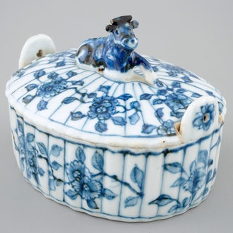 A Chinese blue and white butter tub after a Dutch Delft example, Qianlong, 18th C.