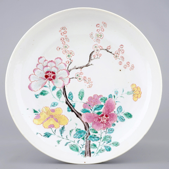A refined famille rose dish with floral design, Yongzheng, 1723-1735