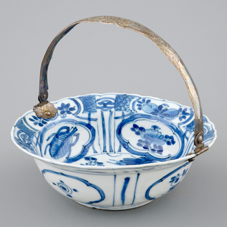 Un bol en porcelaine de Chine bleu et blanc de type Kraak monté en argent, Wanli, 1573-1619