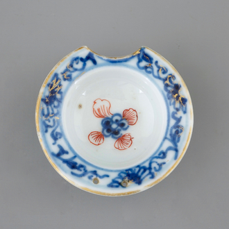 Een zeldzaam Chinees miniatuur scheerbekken in Imari-stijl, Qianlong, 18e eeuw