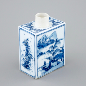 Une boîte à thé en porcelaine de Chine bleu et blanc à décor de paysages, Kangxi