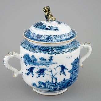 Un sucrier et son couvercle en porcelaine de Chine bleu et blanc doré, Qianlong