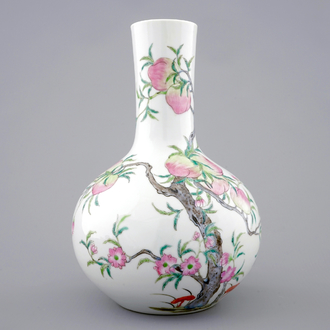 Een Chinese flesvormig famille rose vaas met 9 perziken decor, 19/20e eeuw