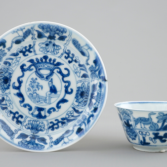 Une tasse et soucoupe en porcelaine de Chine bleu et blanc, Kangxi