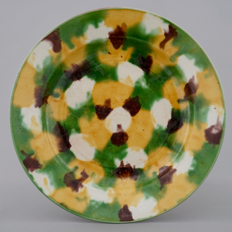 Une assiette en porcelaine de Chine famille verte à décor "oeufs et épinards", Kangxi