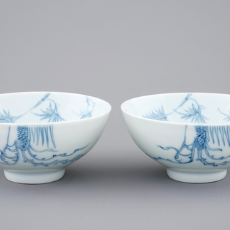Een paar Chinese blauw-witte "phoenix over de rand" kommen, Yongzheng merk en mog. periode