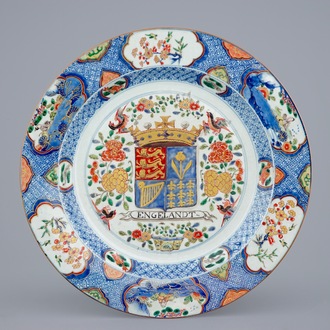 Un grand plat en porcelaine de Chine verte-Imari aux armes d'Angleterre, Kangxi, vers 1710-20