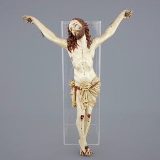 Un grand Christ polychrome en bois sculpté indo-portugais, 17/18ème