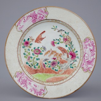 Een fraai Chinees famille rose op bianco sopra bianco bord, Qianlong, 18e eeuw