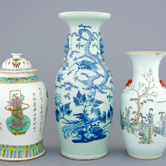 Un lot de 3 vases en porcelaine de Chine famille rose et bleu et blanc, 19/20ème
