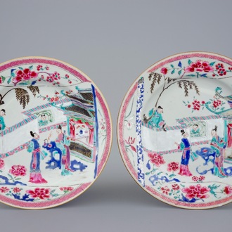Une paire d'assiettes en porcelaine de Chine famille rose "Romance de la Chambre Occidentale", Yongzheng